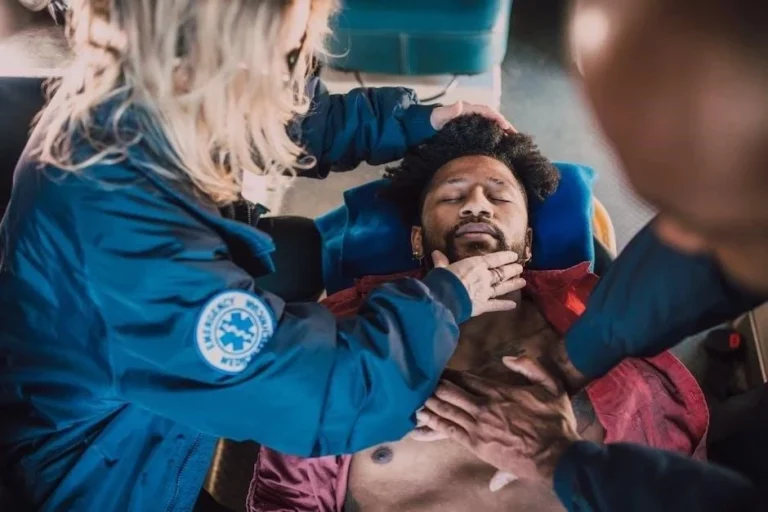 Immediate Response: What to Do in the First 5 Minutes After a Senior Falls