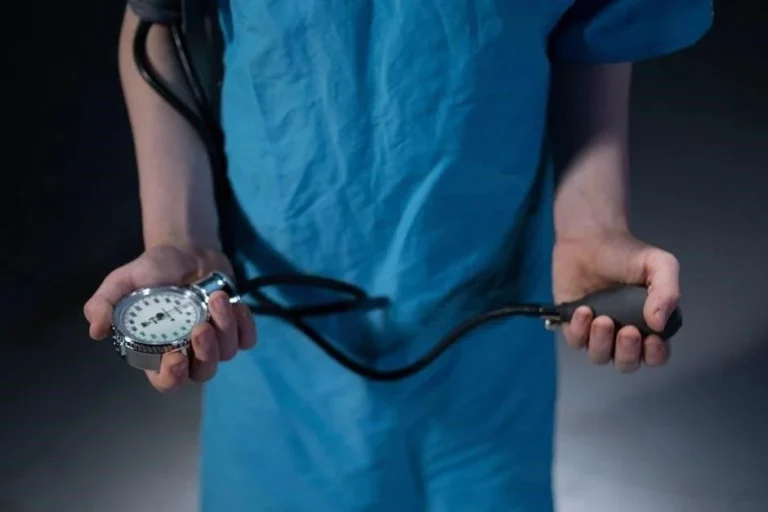 Oxygen Checks: Why NYC Seniors Still Need Pulse-Ox Tracking