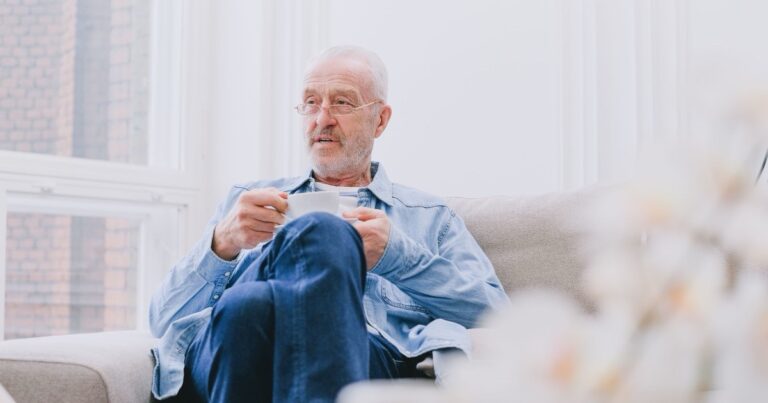 Shingles in Older Adults: Symptoms, Contagion, Vaccine and Care at Home
